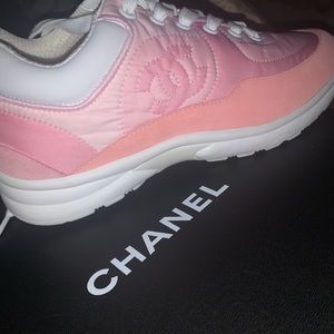 Chanel women’s size 39 new comes with box.